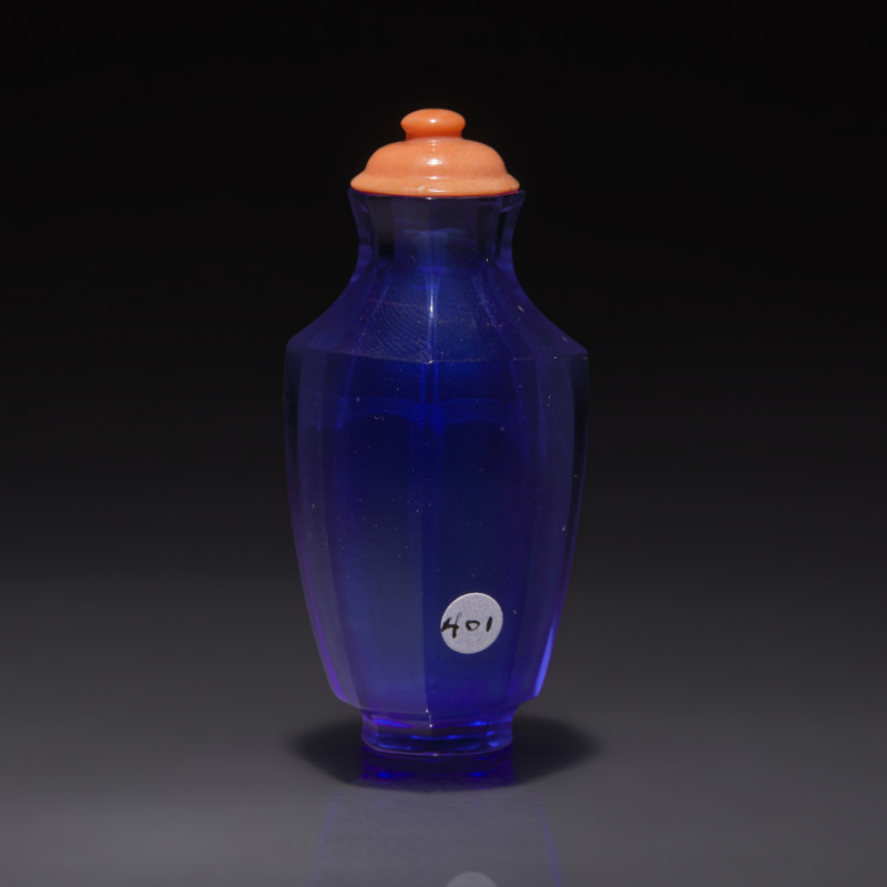 1720-1770年 寶石藍料鼻煙壺 | A Chinese Faceted Cobalt Blue Glass Snuff Bottle, Qing Dynasty, Circa 1720-1770 - 图2