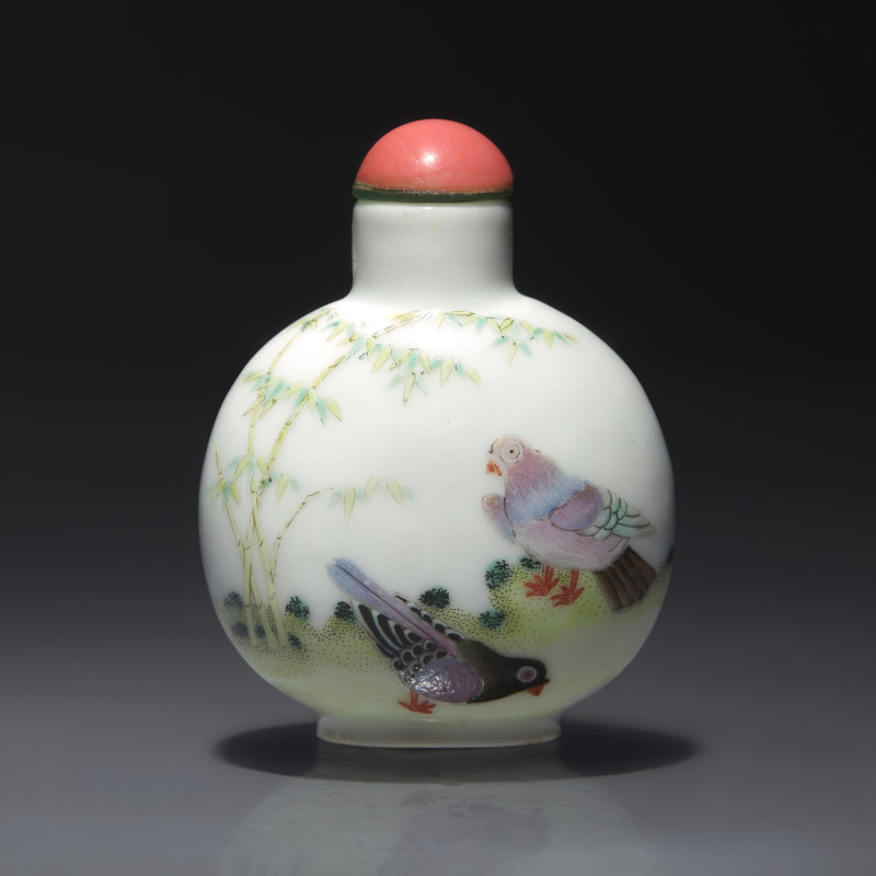 清道光 御製粉彩花鳥圖鼻煙壺 | An Imperial Chinese Enameled Porcelain "Pigeons" Snuff Bottle, Qing Dynasty, Daoguang Mark and of The Period