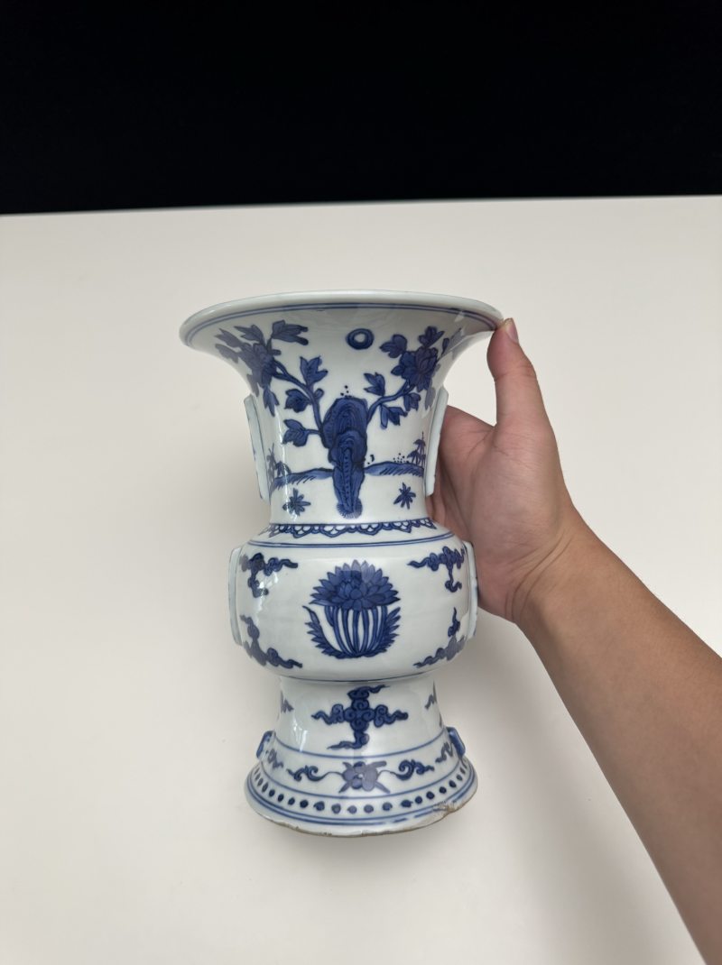 明万历 青花花卉纹出戟花觚 - 图5