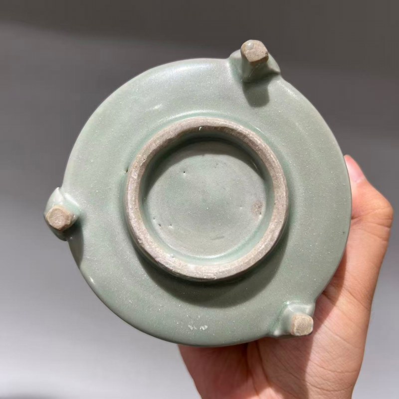 明代 龙泉窑粉青釉八卦纹三足炉 - 图8