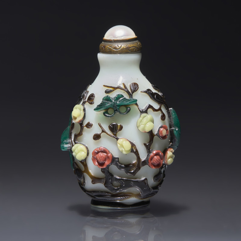 1736-1795年 涅白地套五色料喜上眉梢圖鼻煙壺 | A Chinese Carved Five-Color Overlay Glass Snuff Bottle, Qing Dynasty, Circa 1736-1795 - 图2
