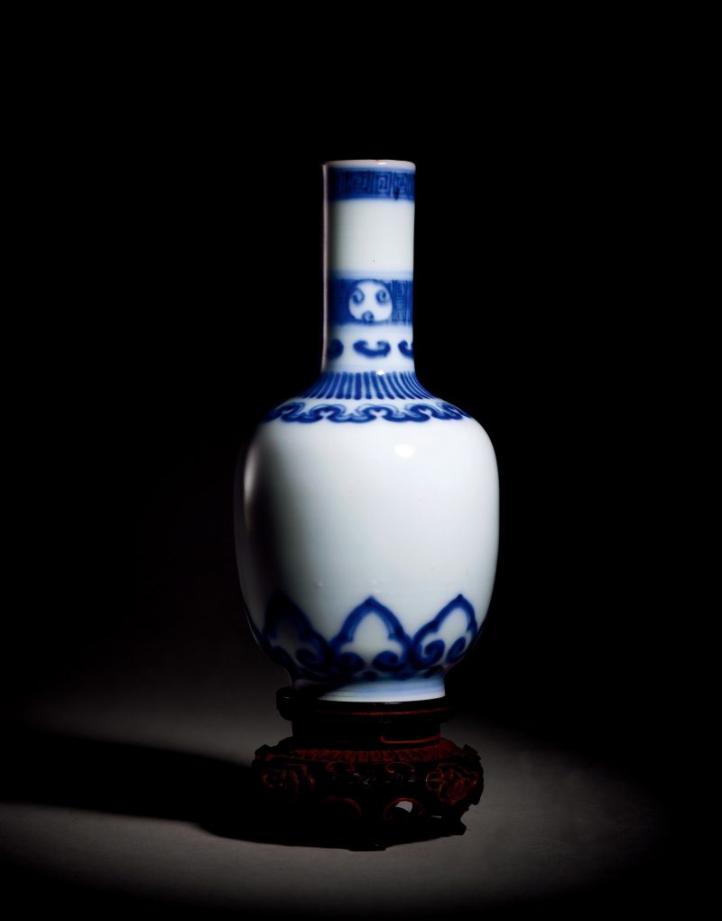 清雍正 青花如意莲瓣纹直颈小瓶 - 图3