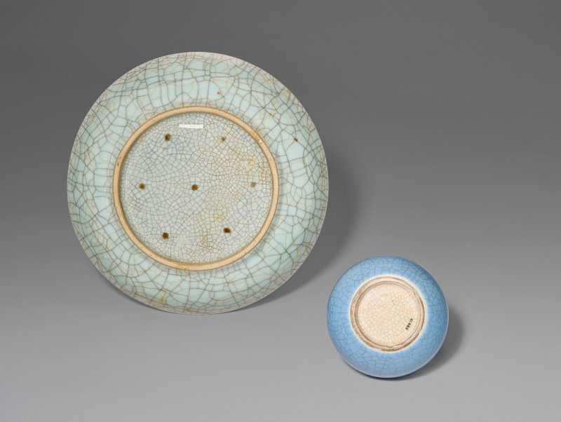 中國 清十八/十九世紀 開片瓷器兩件  CHINA, 18TH-19TH CENTURY - 图2