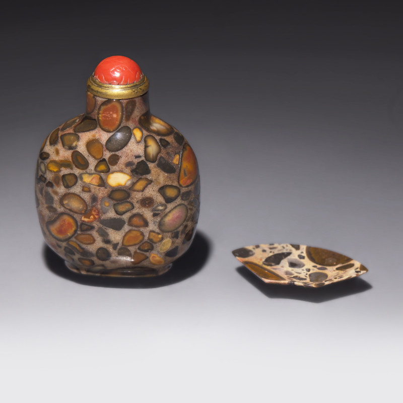 抱子石鼻煙壺及扇形煙碟 | A Chinese Puddingstone Snuff Bottle with Snuff Dish - 图1