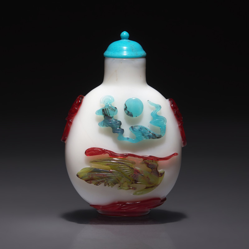 1736-1795年 涅白地套五色料雕花鼻煙壺 | A Chinese Five-Color Overlay Glass Snuff Bottle, Qing Dynasty, Qianlong Period, Circa 1736-1795 - 图1