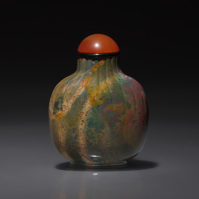 清中期 羊肝瑪瑙荷包式鼻煙壺 | A Chinese Carved Jasper "Purse" Form Snuff Bottle, Qing Dynasty, 19th Century - 图2