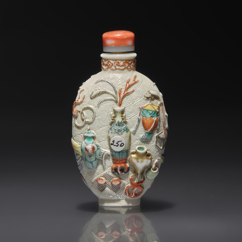 1736-1795年 粉彩模印博古圖鼻煙壺 | A Chinese Molded and Enameled "Bo Gu Tu" Porcelain Snuff Bottle, Qianlong Mark and of the Period - 图2