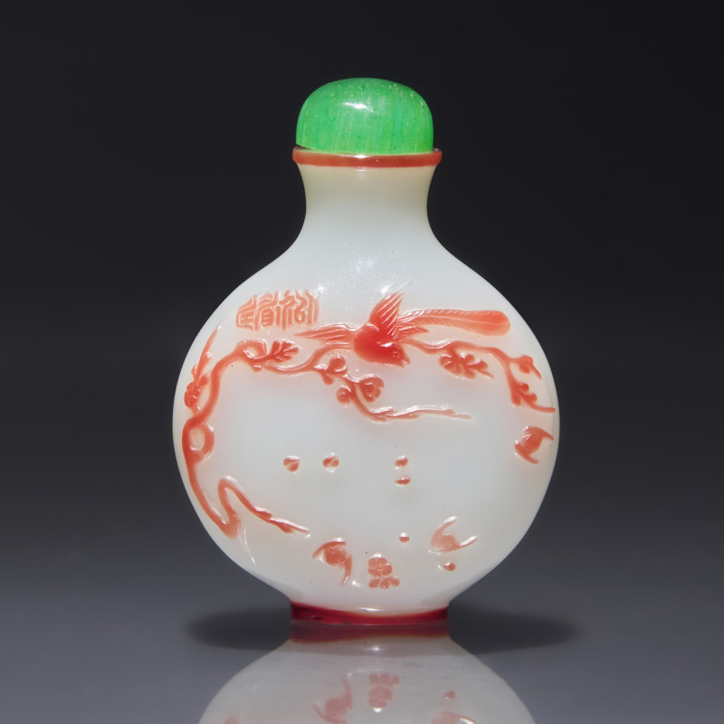 1850-1890年 揚州作涅白地套粉紅料以介眉壽鼻煙壺 | A Chinese Overlay Glass Snuff Bottle, Yangzhou School, Qing Dynasty, Circa 1850-1890 - 图2