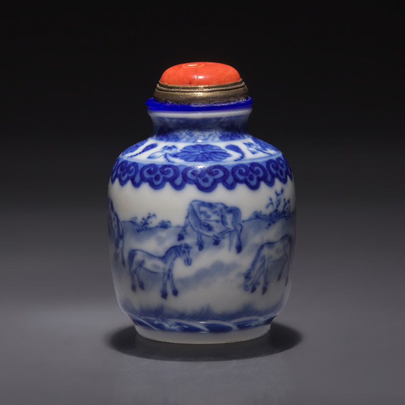 晚清民國 青花穆王八駿圖鼻煙罐 | A Chinese Blue and White "Eight Horses of Mu Wang" Snuff Jarlet, Qing Dynasty, 19th/20th Century - 图2