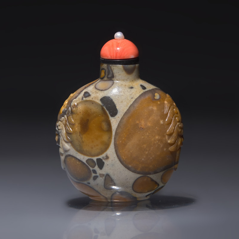 1750-1820年 抱子石鋪首啣環耳鼻煙壺 | A Chinese Carved Puddingstone Snuff Bottle, Qing Dynasty, Circa 1750-1820 - 图1