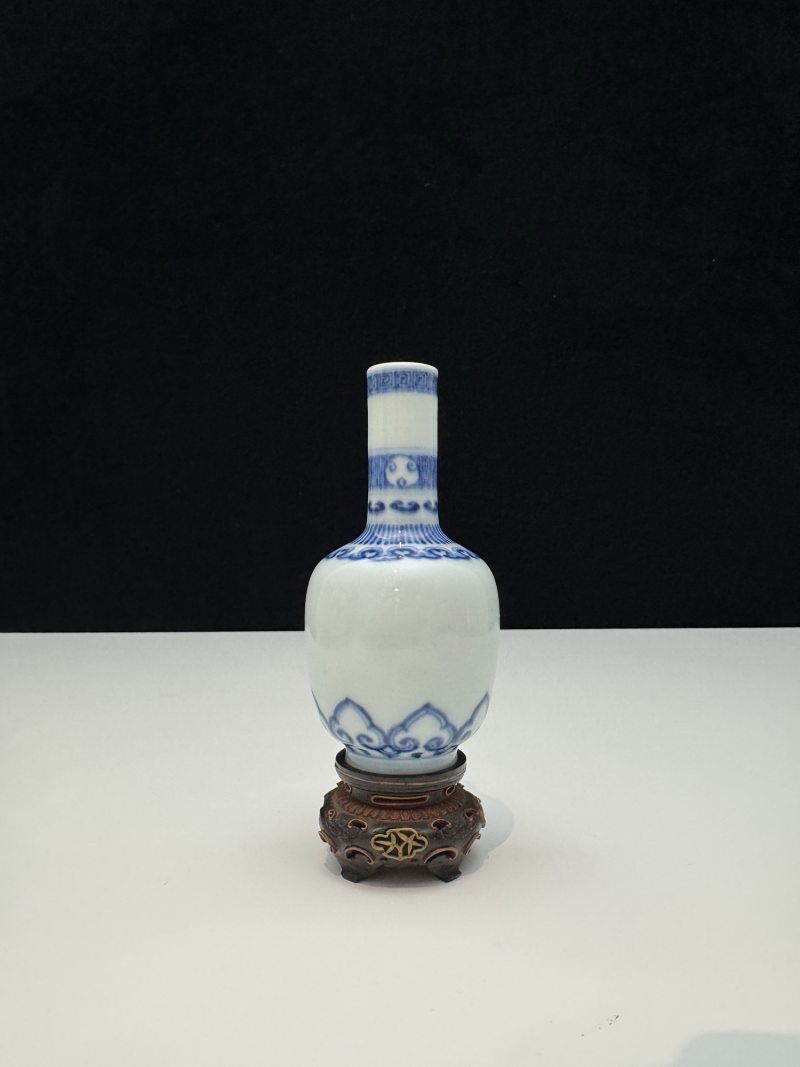 清雍正 青花如意莲瓣纹直颈小瓶 - 图4