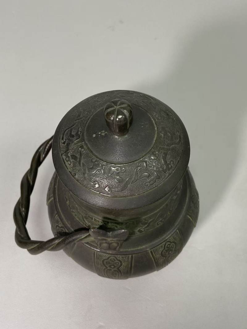 清 铜蝉叶纹提梁卣 - 图5