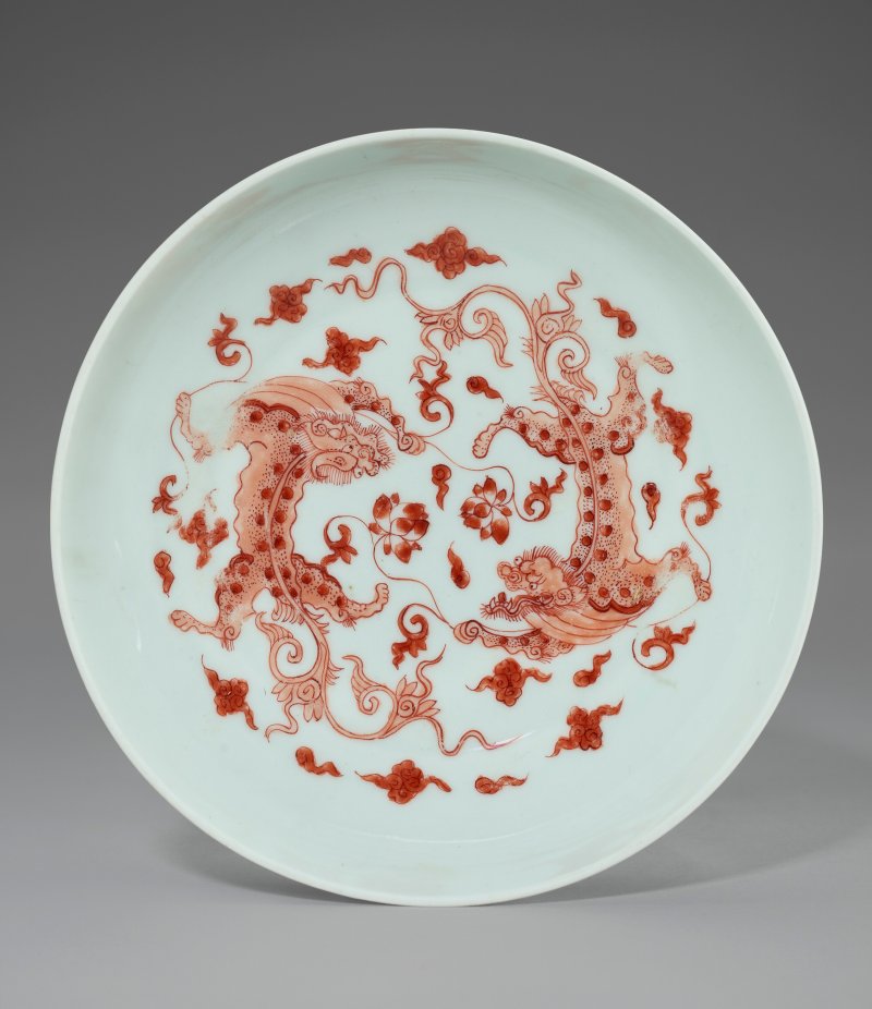 中國 清康熙/雍正 礬紅螭龍穿蓮紋盤  CHINA, KANGXI-YONGZHENG PERIOD (1662-1735) - 图1