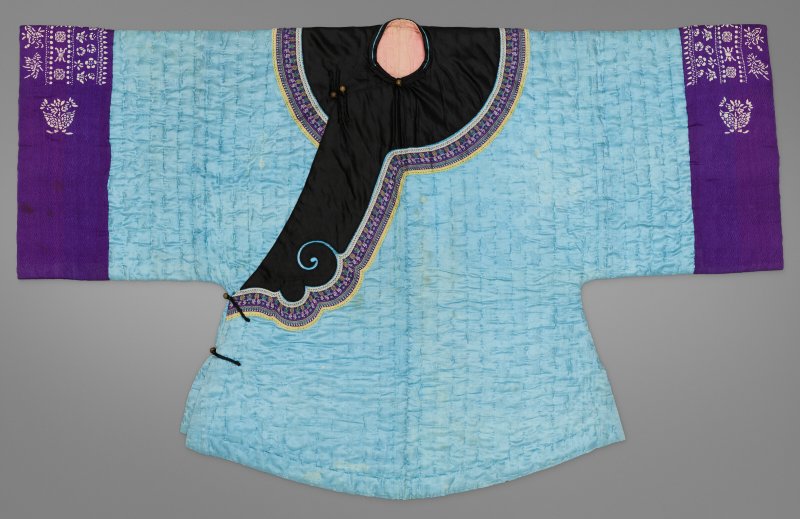 中國 清十九世紀末 浅蓝地綢綉襖  LATE 19TH CENTURY