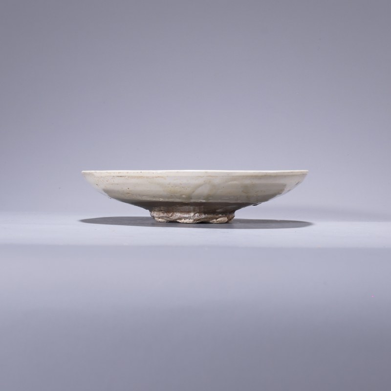 明代 白釉刻花卉纹盘 - 图2