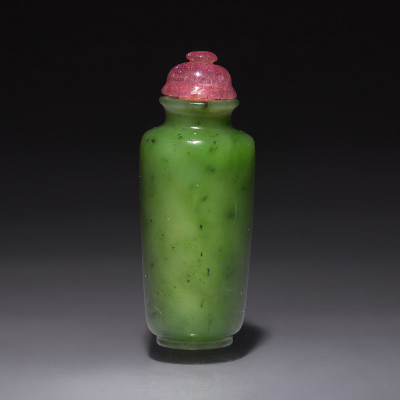 清 碧玉素面鼻煙壺 | A Chinese Spinach Jade Snuff Bottle, Qing Dynasty - 图1