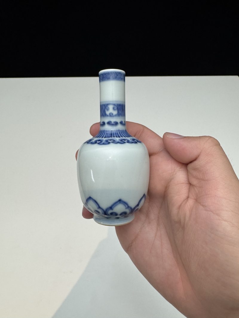 清雍正 青花如意莲瓣纹直颈小瓶 - 图5