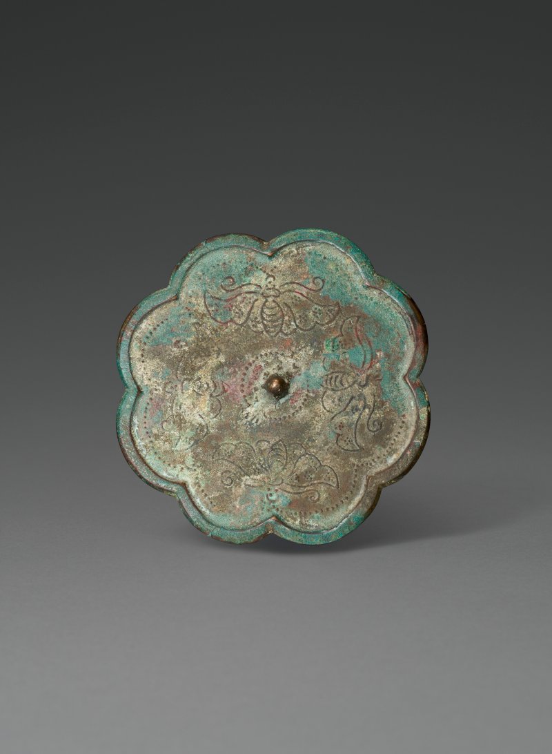 中國 唐/宋 蝶紋葵式小銅鏡  CHINA, TANG-SONG DYNASTY (AD 618-1279)