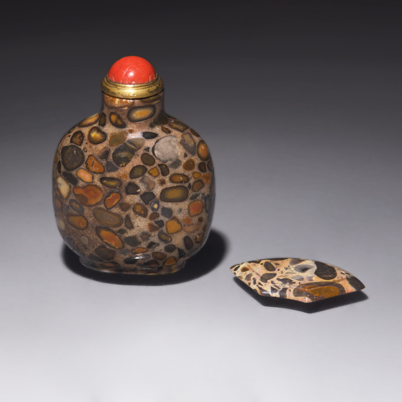 抱子石鼻煙壺及扇形煙碟 | A Chinese Puddingstone Snuff Bottle with Snuff Dish - 图2