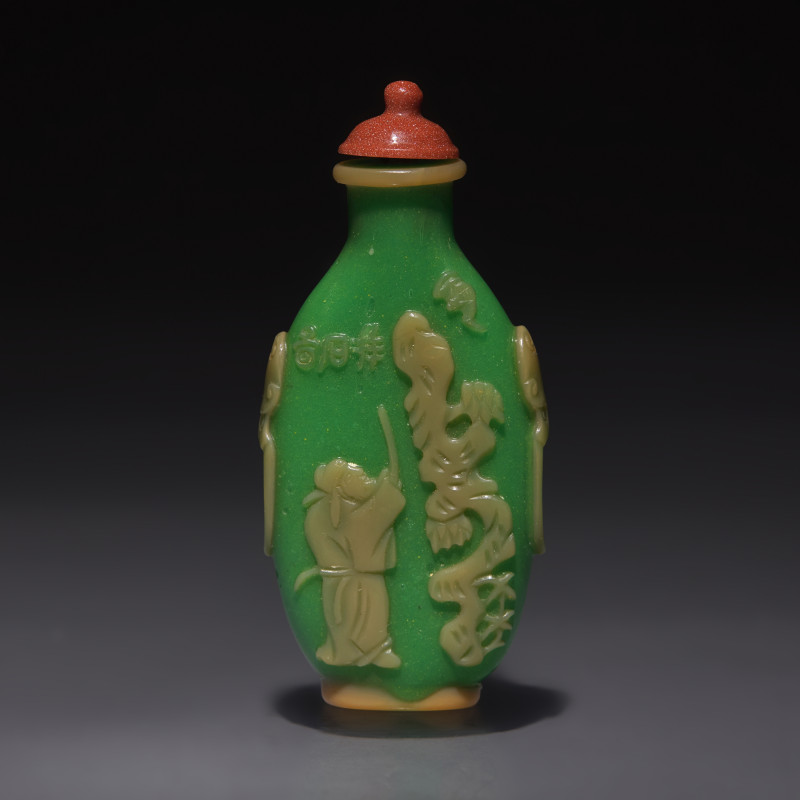 1820-1880年 綠地套黃料米芾拜石圖鼻煙壺 | A Chinese Overlay Glass "Mi Fu and Goathead" Snuff Bottle, Possibly Yangzhou, Qing Dynasty, Circa 1820-1880 - 图1