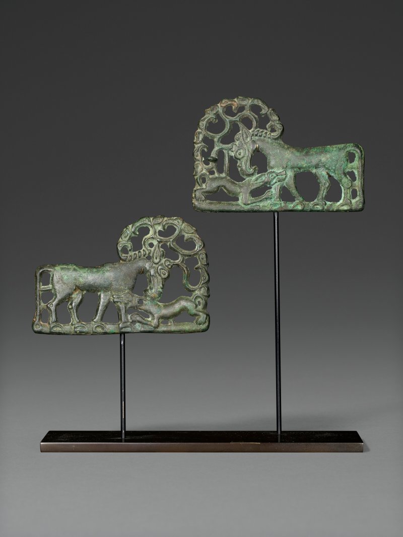 中國北方 公元前三至二世紀 青銅咬鬥紋飾牌一對  NORTHERN CHINA, 3RD-2ND CENTURY BC