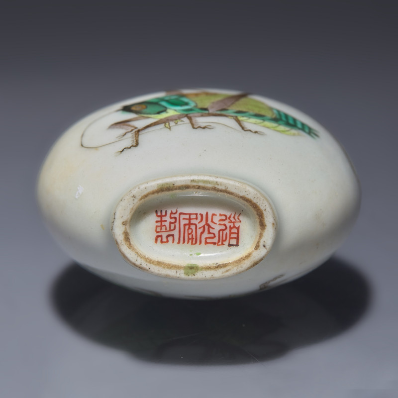清道光 粉彩蟈蟈圖鼻煙壺 | A Chinese Enameled Porcelain "Crickets" Snuff Bottle, Daoguang Mark and of the Period - 图3