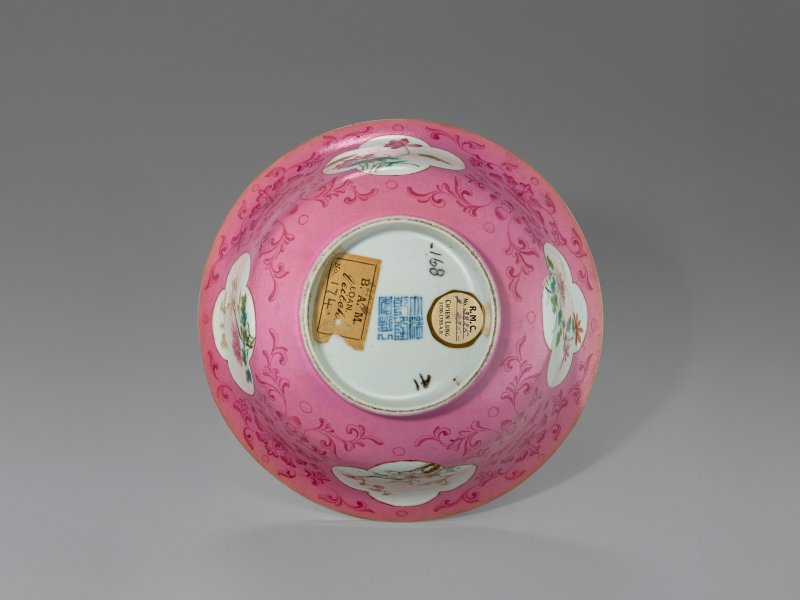 中國 清十八/十九世紀 粉彩胭脂紅地開光花卉紋盌  CHINA, 18TH-19TH CENTURY - 图5