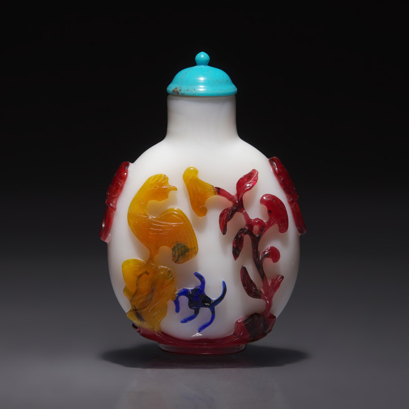 1736-1795年 涅白地套五色料雕花鼻煙壺 | A Chinese Five-Color Overlay Glass Snuff Bottle, Qing Dynasty, Qianlong Period, Circa 1736-1795 - 图2