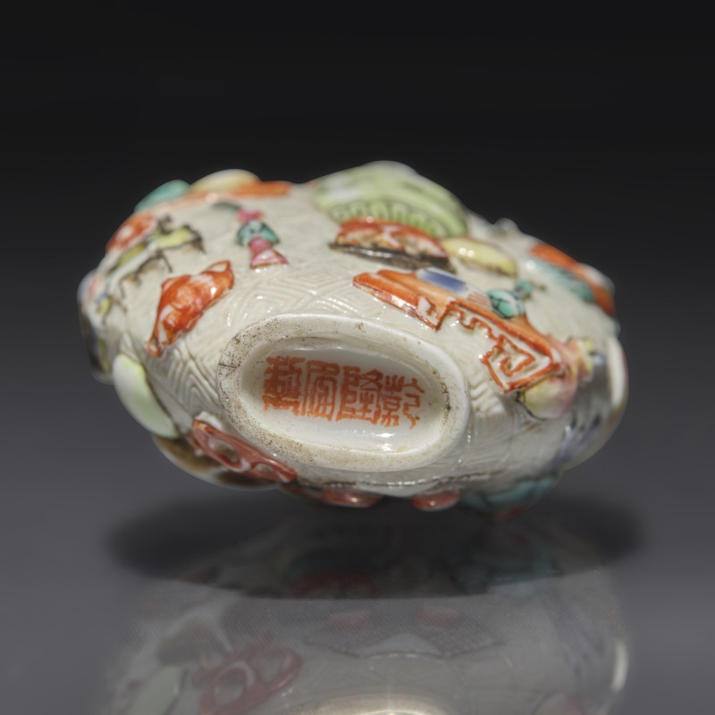 1736-1795年 粉彩模印博古圖鼻煙壺 | A Chinese Molded and Enameled "Bo Gu Tu" Porcelain Snuff Bottle, Qianlong Mark and of the Period - 图3
