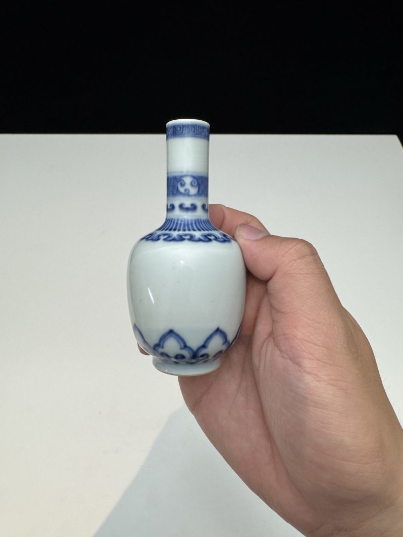 清雍正 青花如意莲瓣纹直颈小瓶 - 图6