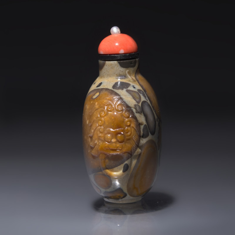 1750-1820年 抱子石鋪首啣環耳鼻煙壺 | A Chinese Carved Puddingstone Snuff Bottle, Qing Dynasty, Circa 1750-1820 - 图2