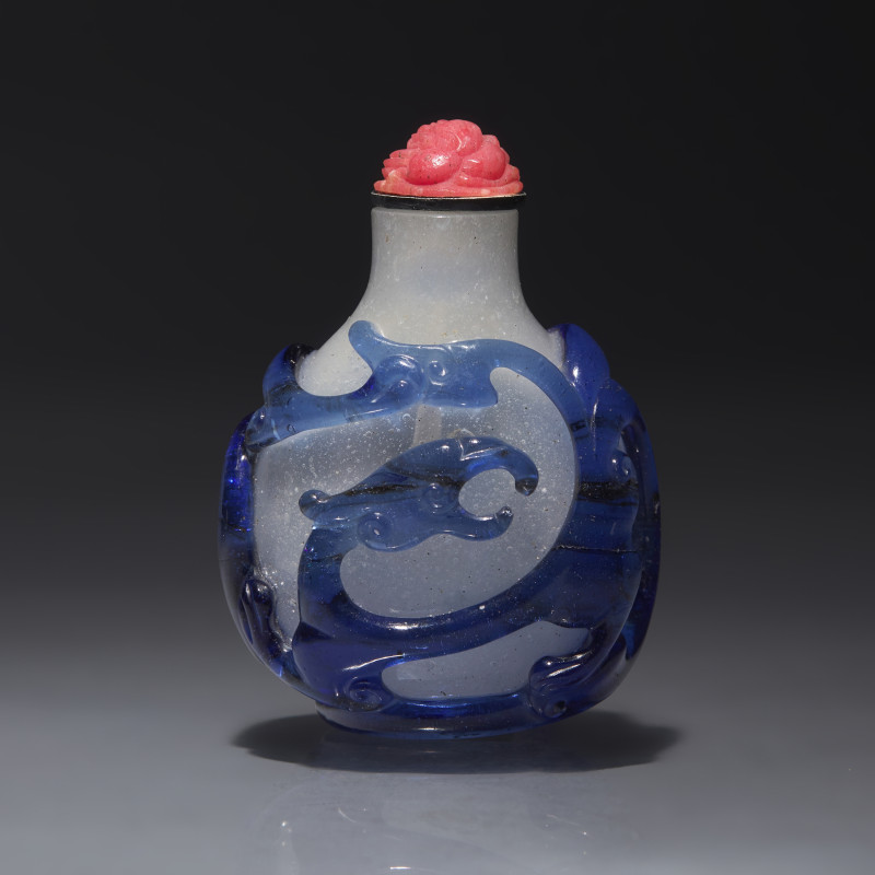 1780-1830年 御製雪霏地套藍料龍紋鼻煙壺 | A Chinese Blue Overlay Glass Snuff Bottle, Qing Dynasty, Circa 1780-1830 - 图1