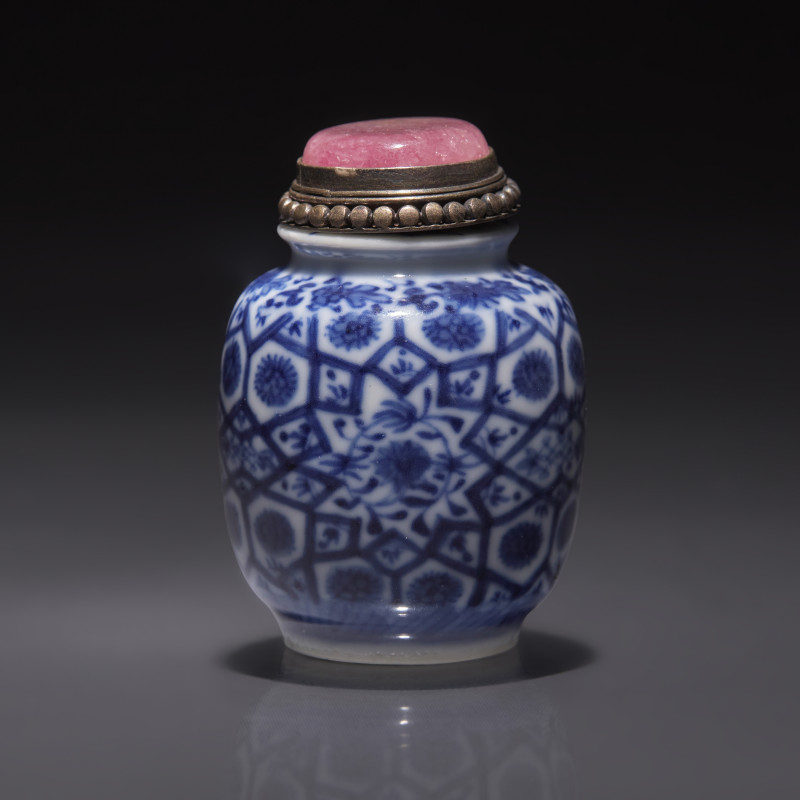1810-1880年 青花花卉紋鼻煙罐 | A Chinese Blue and White Porcelain Snuff Jarlet, Qing Dynasty, Circa 1810-1880