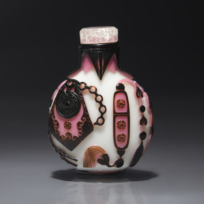 清晚期 涅白地套雙色料博古圖鼻煙壺 | A Chinese Two-Color Glass Overlay Snuff Bottle, Qing Dynasty, 19th Century - 图1