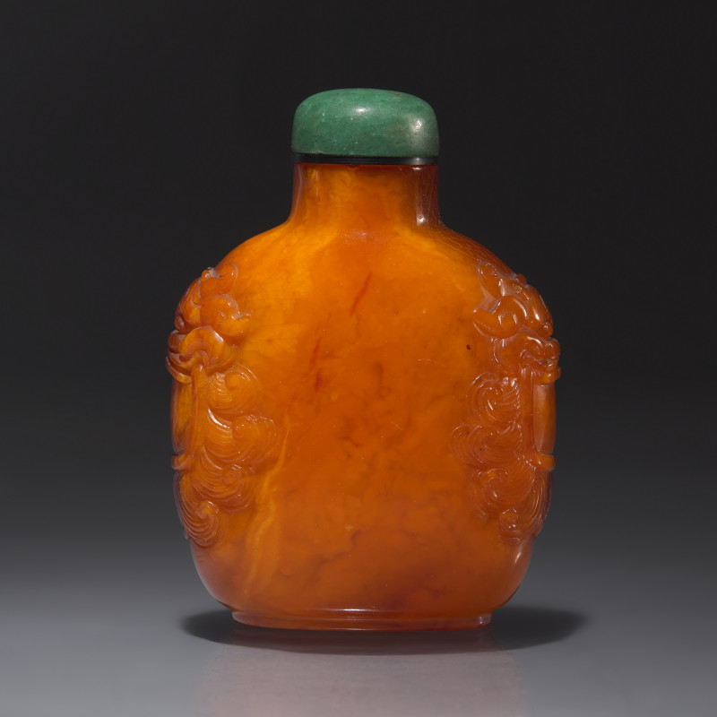 清中期 琥珀鋪首啣環耳鼻煙壺 | A Chinese Carved Amber Snuff Bottle, Qing Dynasty, Late 18th Century - 图2