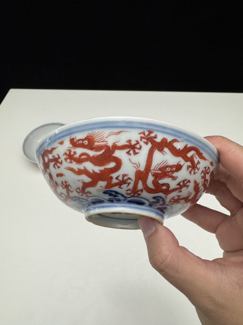 明万历 青花矾红彩海水云龙纹浅碗一对 - 图14