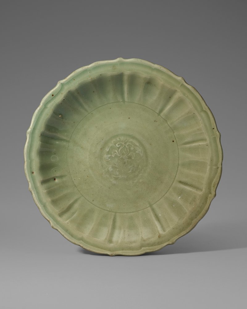 中國 明 龍泉青釉模印刻花盤  CHINA, MING DYNASTY (1368-1644)