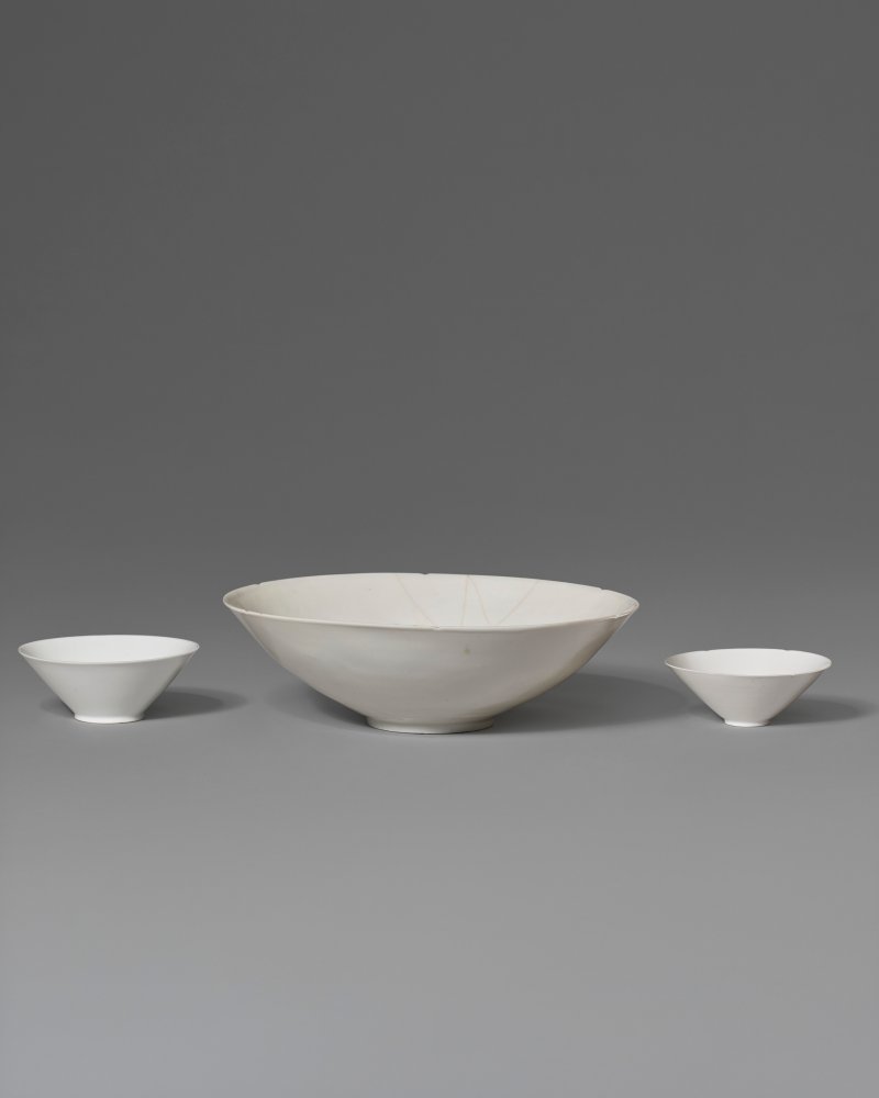 中國 十七/十九世紀 白釉暗花盌三件  CHINA, 17TH-19TH CENTURY - 图1