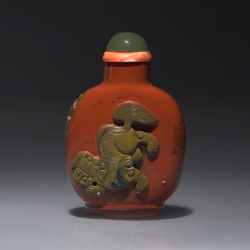 清中期 羊肝瑪瑙雕獅子圖鼻煙壺 | A Chinese Carved Jasper Snuff Bottle, Qing Dynasty, 19th Century - 图1