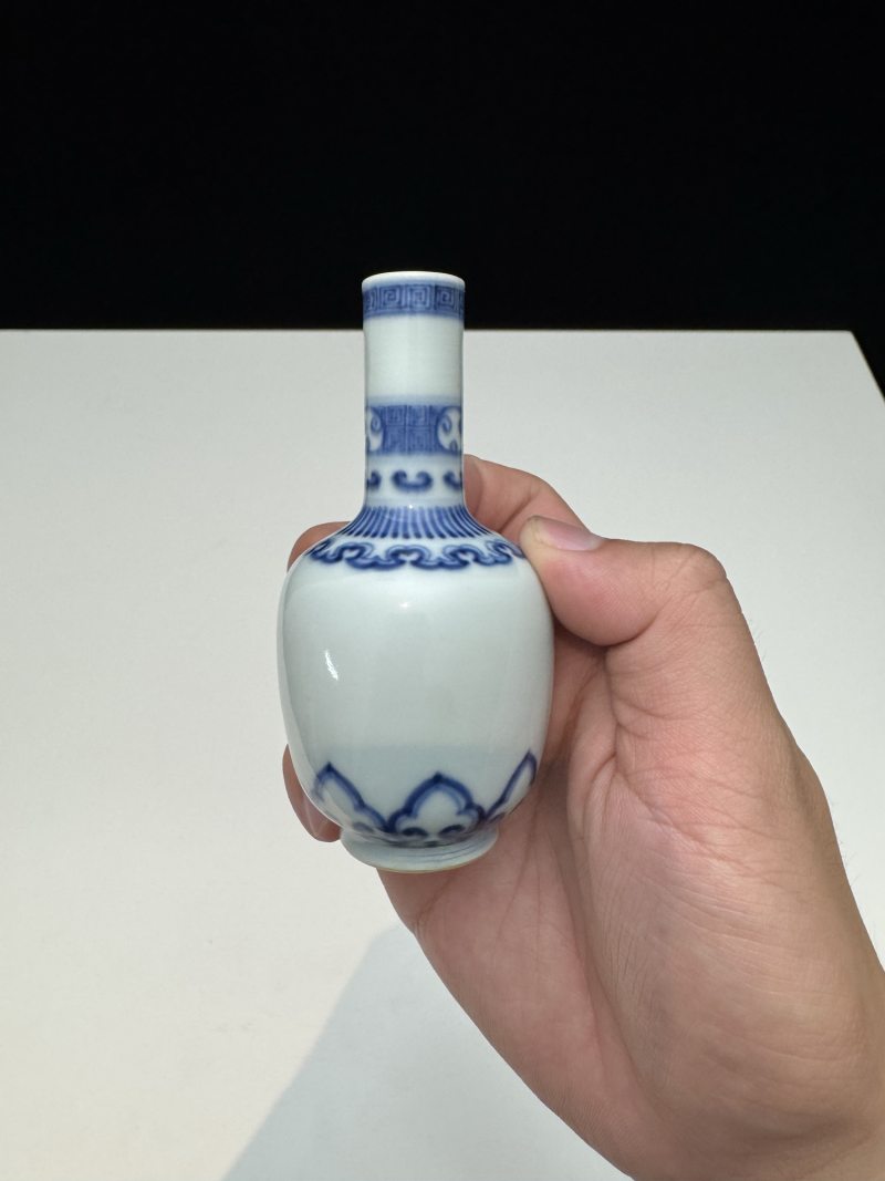 清雍正 青花如意莲瓣纹直颈小瓶 - 图7