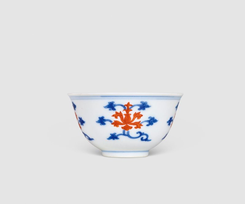 清道光 仿成化青花矾红折枝莲纹杯