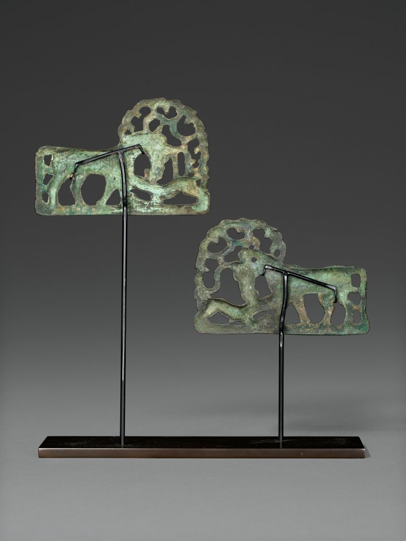 中國北方 公元前三至二世紀 青銅咬鬥紋飾牌一對  NORTHERN CHINA, 3RD-2ND CENTURY BC - 图2
