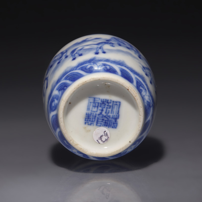 晚清民國 青花穆王八駿圖鼻煙罐 | A Chinese Blue and White "Eight Horses of Mu Wang" Snuff Jarlet, Qing Dynasty, 19th/20th Century - 图3
