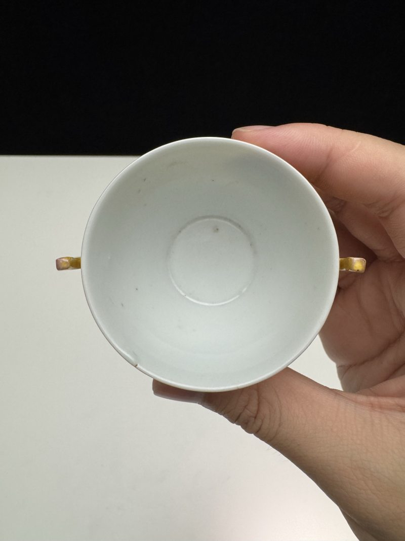 清康熙 娇黄釉暗刻夔龙纹双耳杯 - 图8