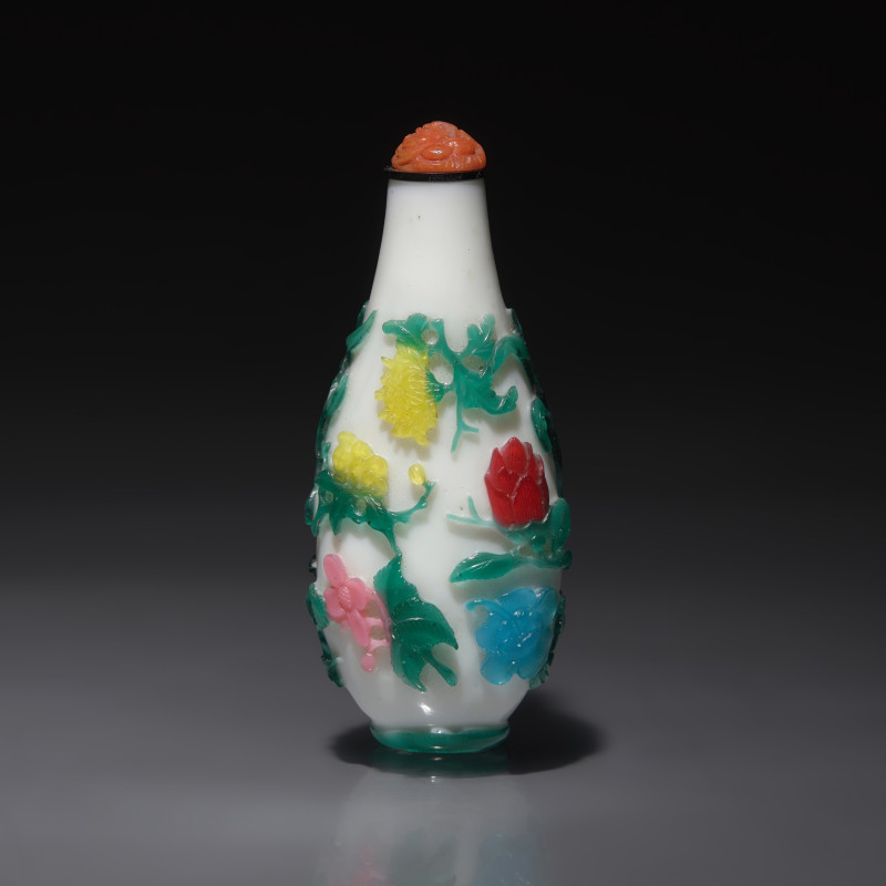 1800-1850年 涅白地套六色料花卉紋鼻煙壺 | A Chinese Six-Color Overlay Glass Snuff Bottle, Qing Dynasty, Circa 1800-1850 - 图1
