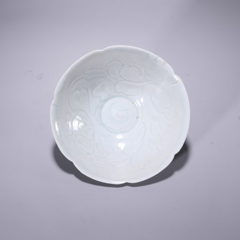 明代 青白釉刻花花口碗