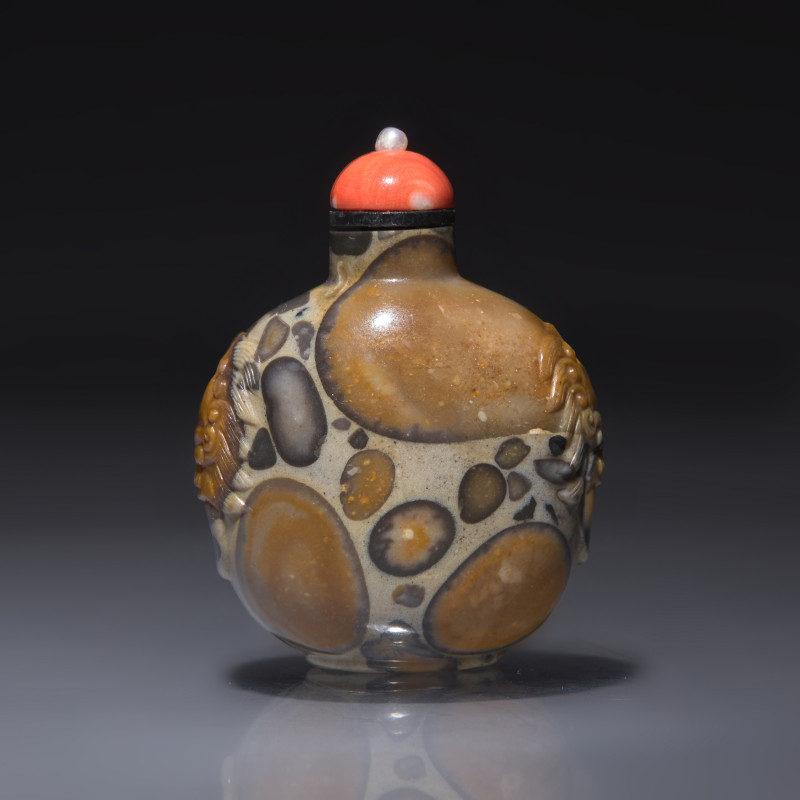 1750-1820年 抱子石鋪首啣環耳鼻煙壺 | A Chinese Carved Puddingstone Snuff Bottle, Qing Dynasty, Circa 1750-1820 - 图3