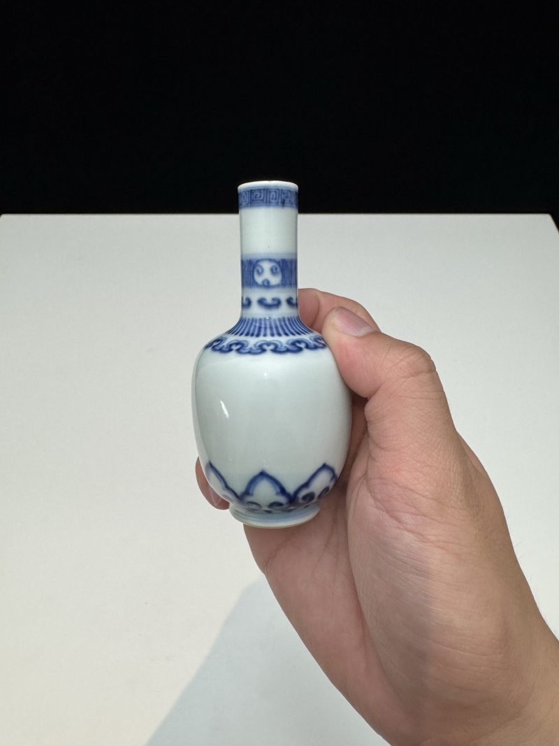 清雍正 青花如意莲瓣纹直颈小瓶 - 图8