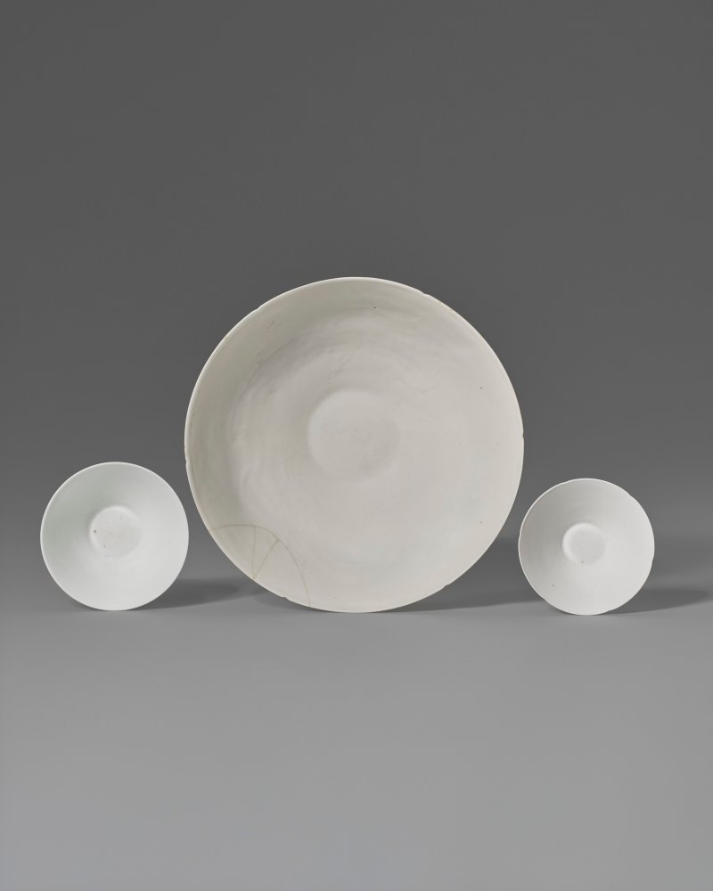 中國 十七/十九世紀 白釉暗花盌三件  CHINA, 17TH-19TH CENTURY - 图2
