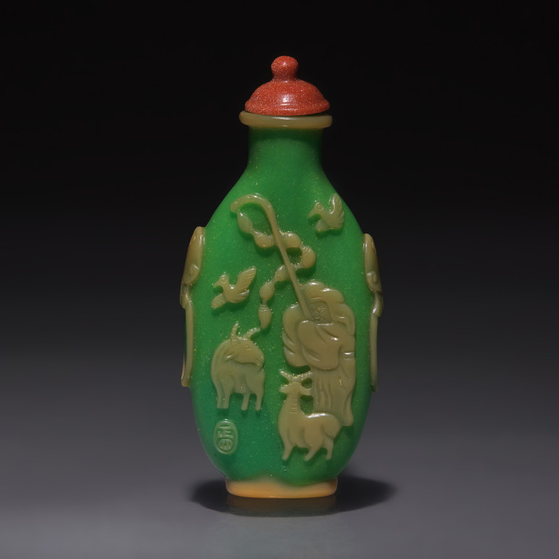 1820-1880年 綠地套黃料米芾拜石圖鼻煙壺 | A Chinese Overlay Glass "Mi Fu and Goathead" Snuff Bottle, Possibly Yangzhou, Qing Dynasty, Circa 1820-1880 - 图2